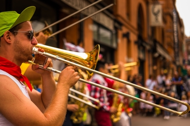 Anatole... a eu la bonne idée de commencer un concours de décibels. A converti ses décibels en noeuds.